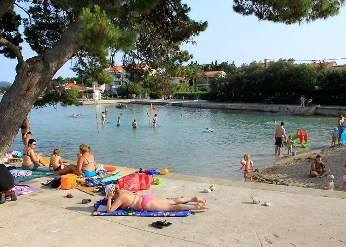 Apartman With Parking Space - 19234 Ugljan